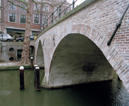 828211 Gezicht op de bogen van de gerestaureerde Weesbrug te Utrecht, vanaf de werf aan de westzijde van de Oudegracht.